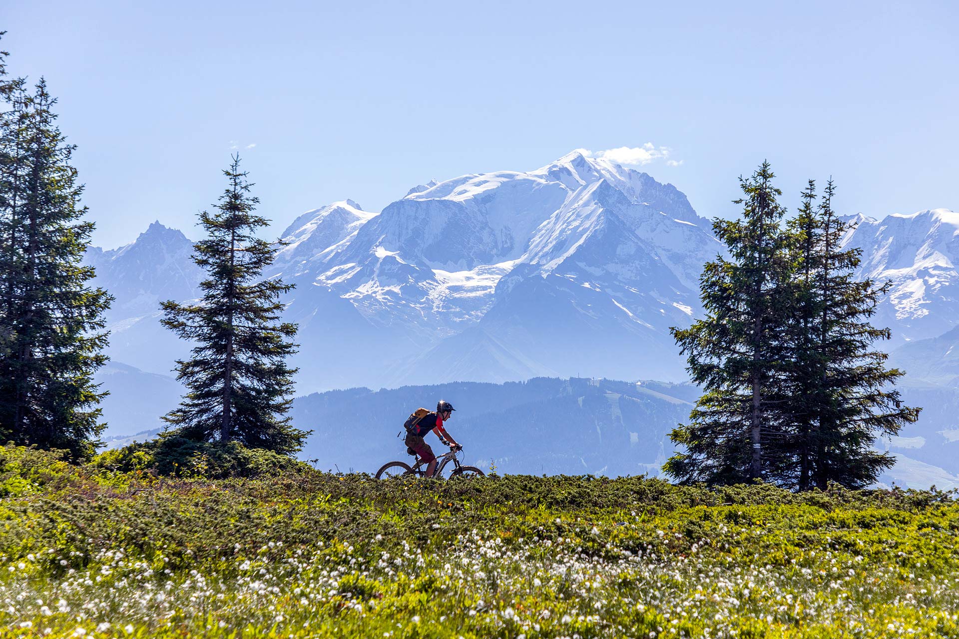 Passeio de bicicleta ou mountain bike nas montanhas de Megève