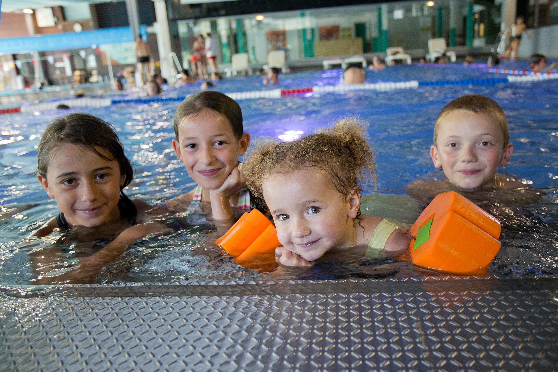 Kindergruppe-Schwimmbad-Palais-Megeve-Sommer
