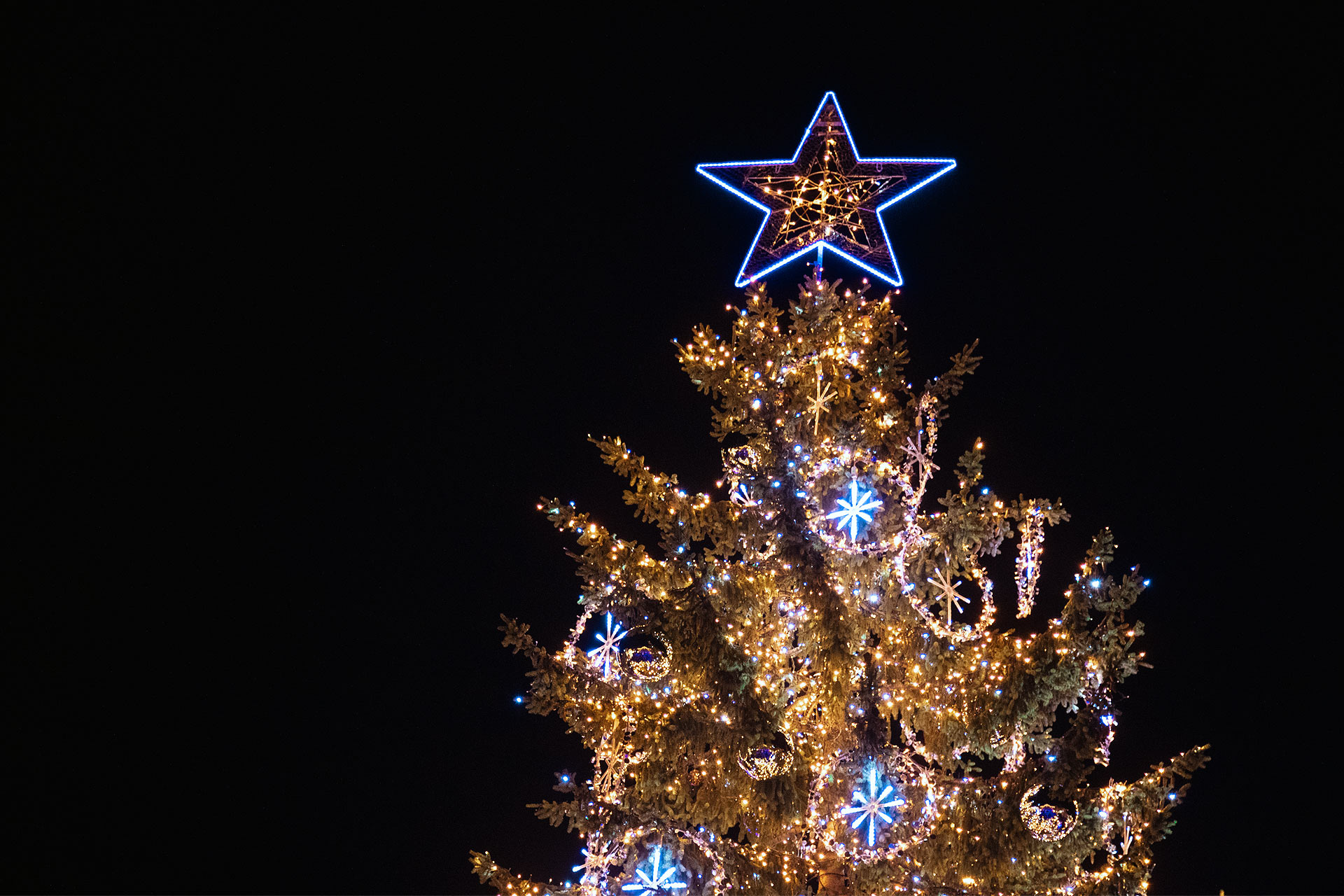 iluminación-árbol-de-navidad-aldea-estación-megeve_02