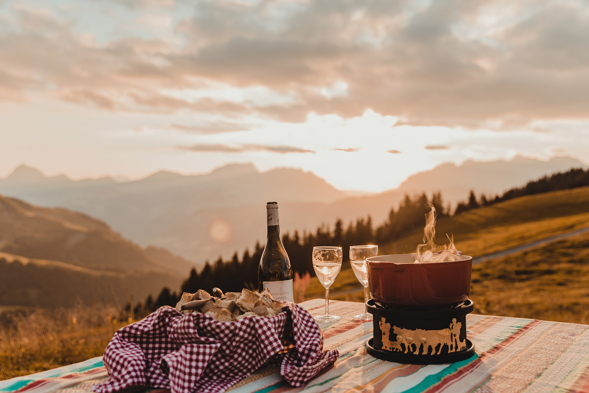 comer-megeve-fondue-montañas-verano