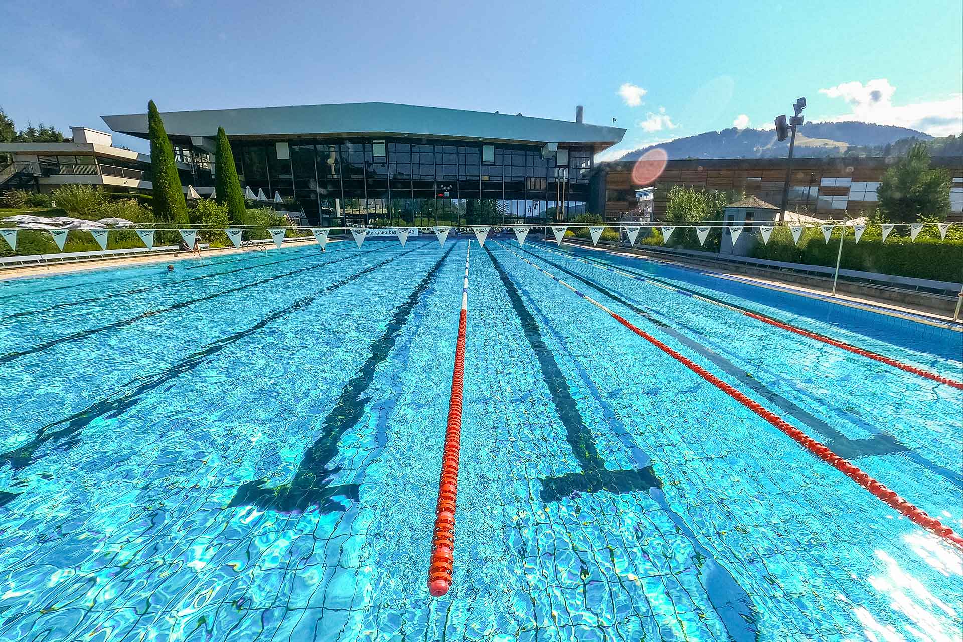 Олимпийский бассейн на открытом воздухе летом в Межеве