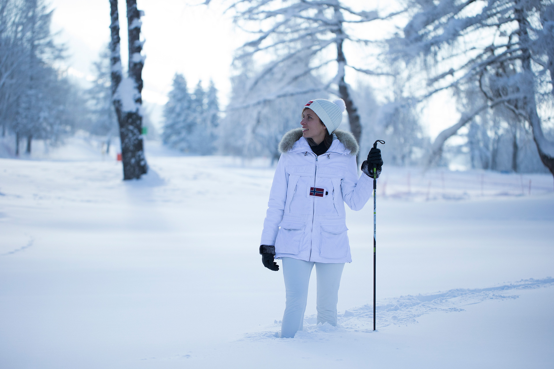 mulher-caminhada-natureza-neve-megève-inverno