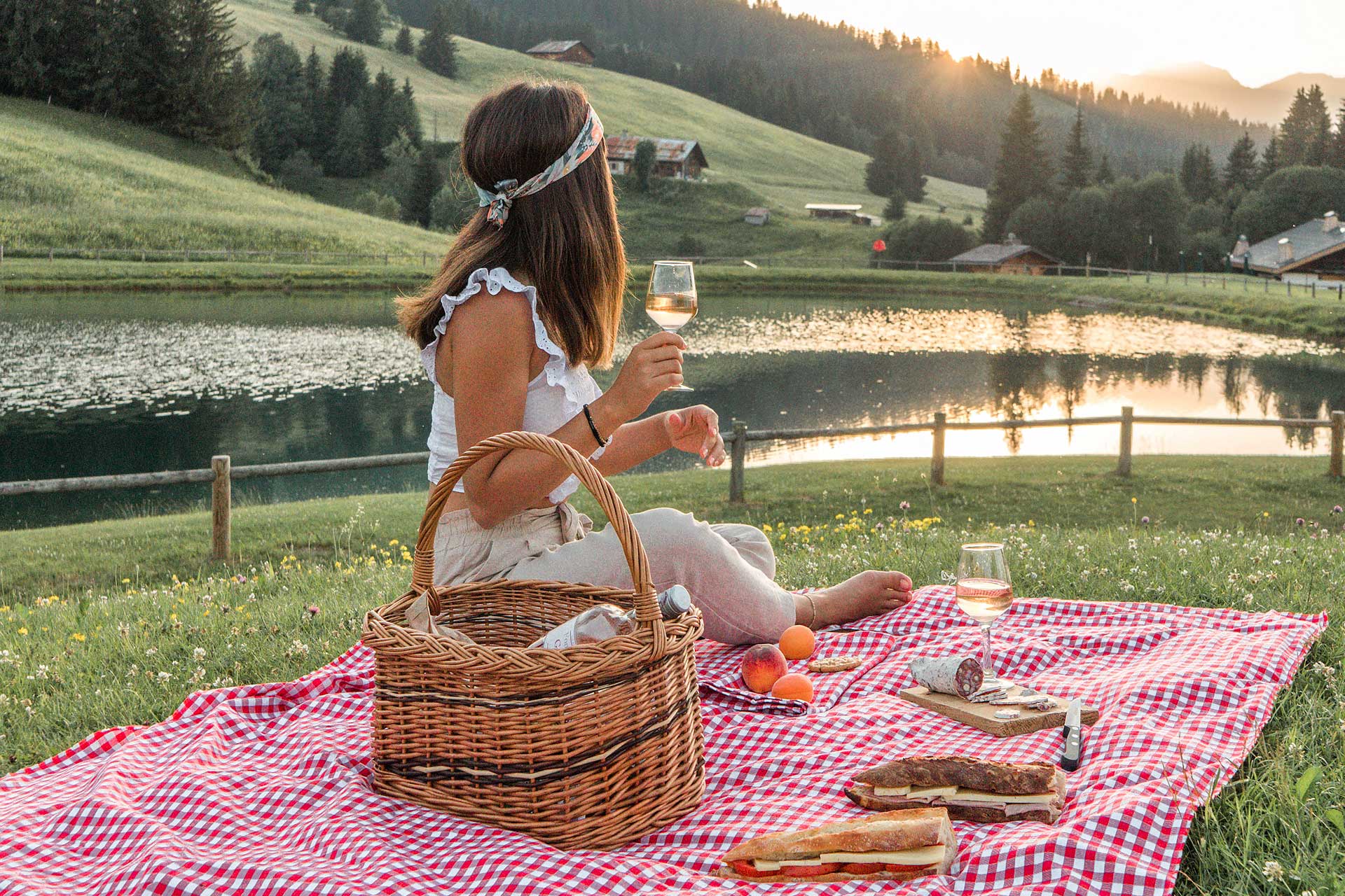 Frau-Picknick-See-Javen-Megeve-Sommer