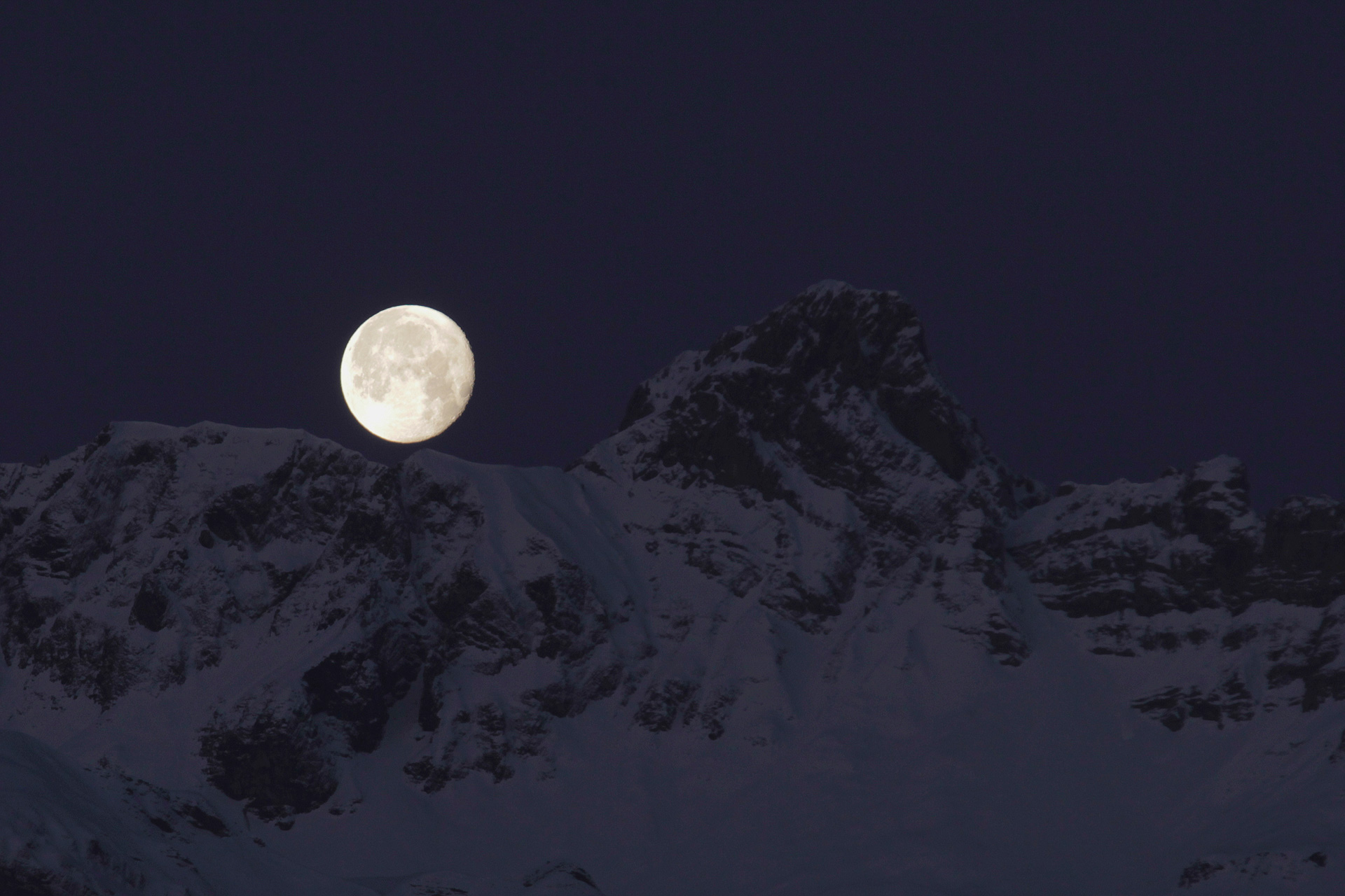 Berge-Megeve-Mond-Nacht-Winter-Schnee