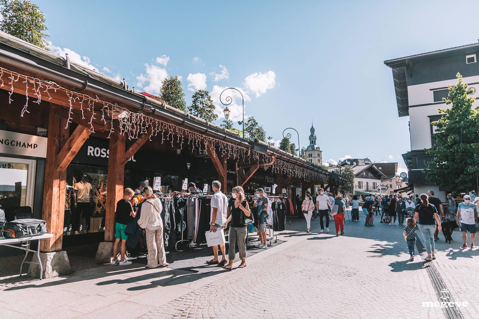 rue-pedestrian-magasins-village-megeve-summer