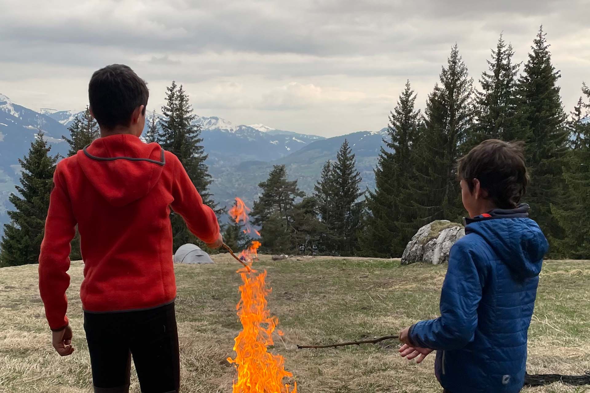 feu-de-camp-encadre-bleu