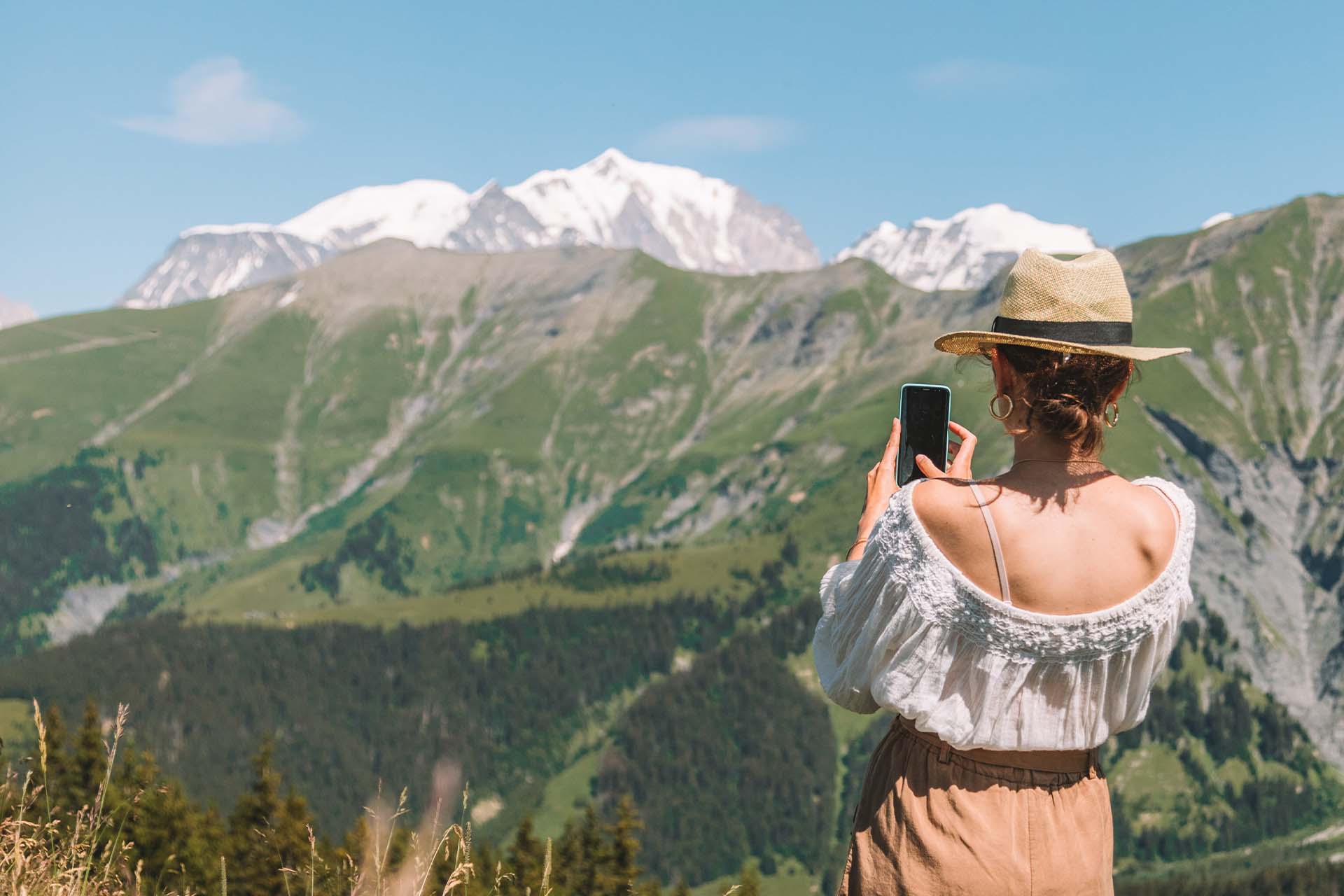 Influenceuse face au Mont-Blanc