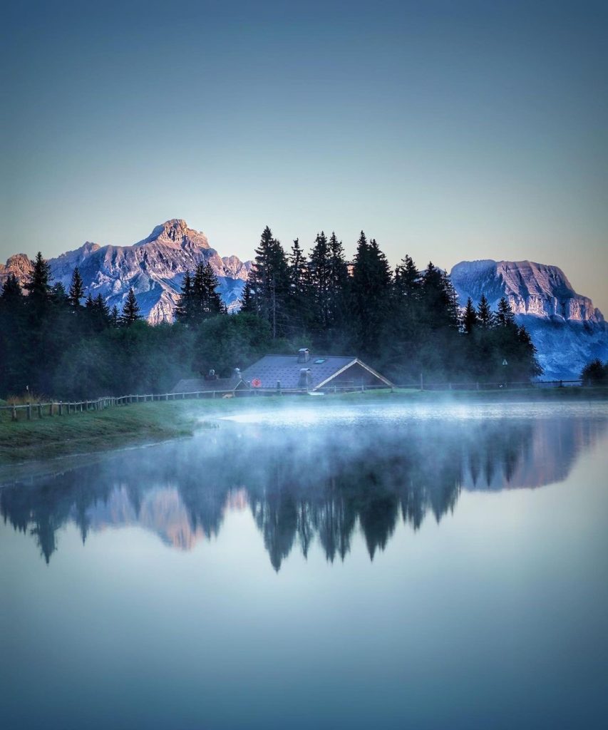 Lago Javen en Megève temprano en la mañana