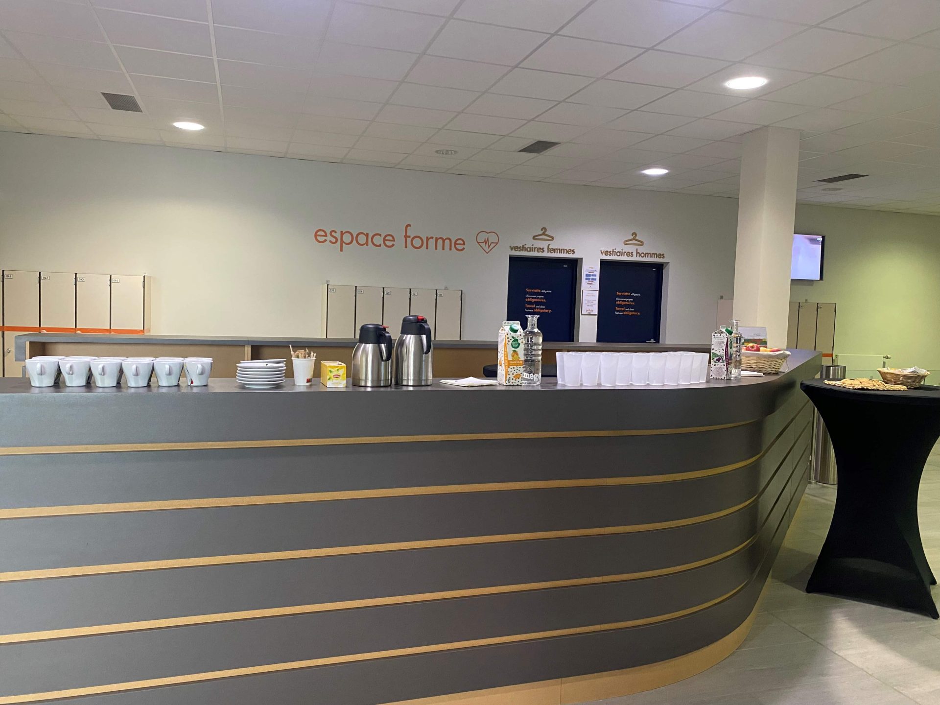borne d'accueil avec café jus d'orange pour un séminaire d'entreprise