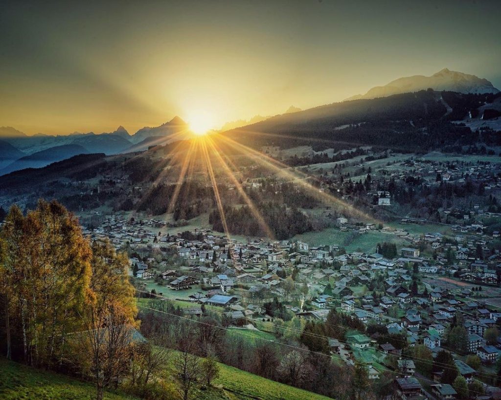 Vue au lever du soleil sur Megève depuis l'Auguille, route du Jaillet