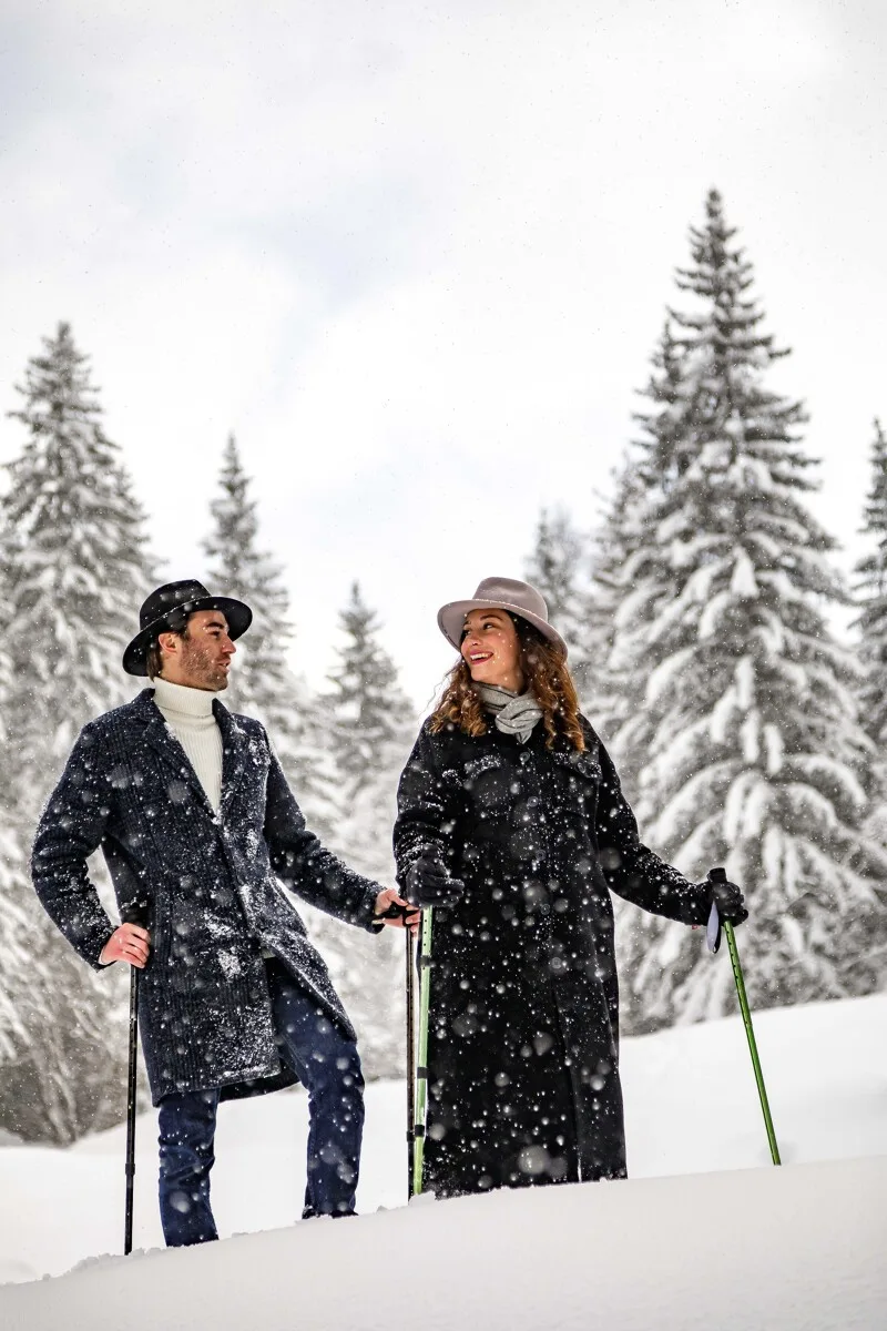 Randonnée raquettes chic Megève chapeau