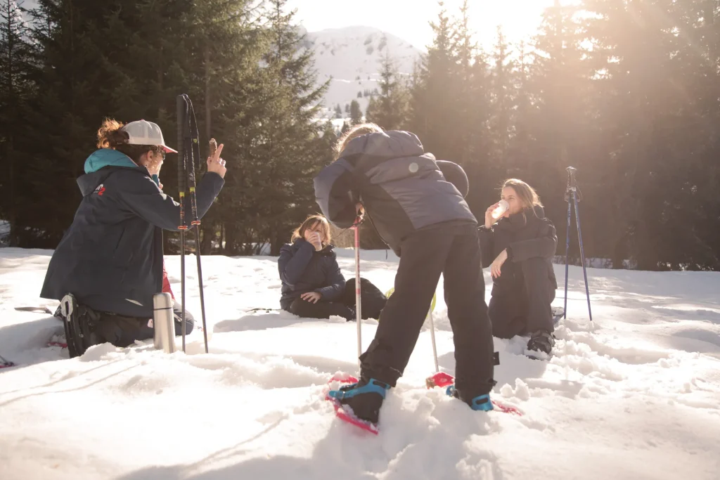 des amis font de la raquette et discutent