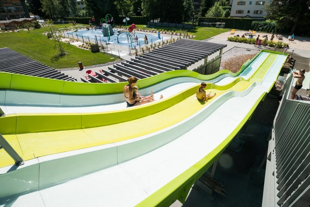 Toboggans à la piscine du palais des sport