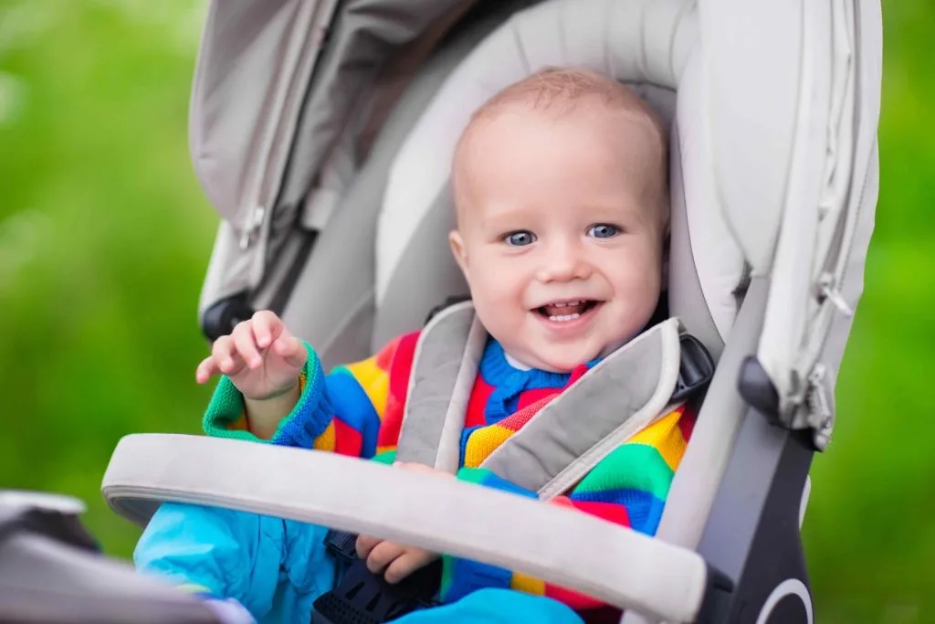 bébé dans une poussette