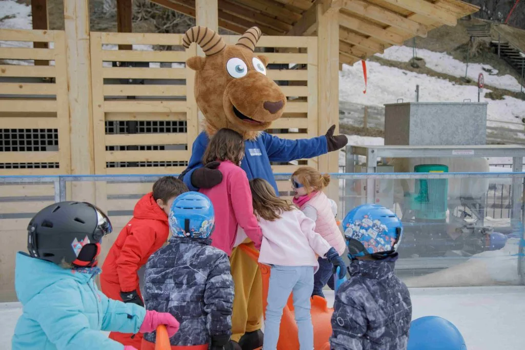 mascotte de megève avec des enfants