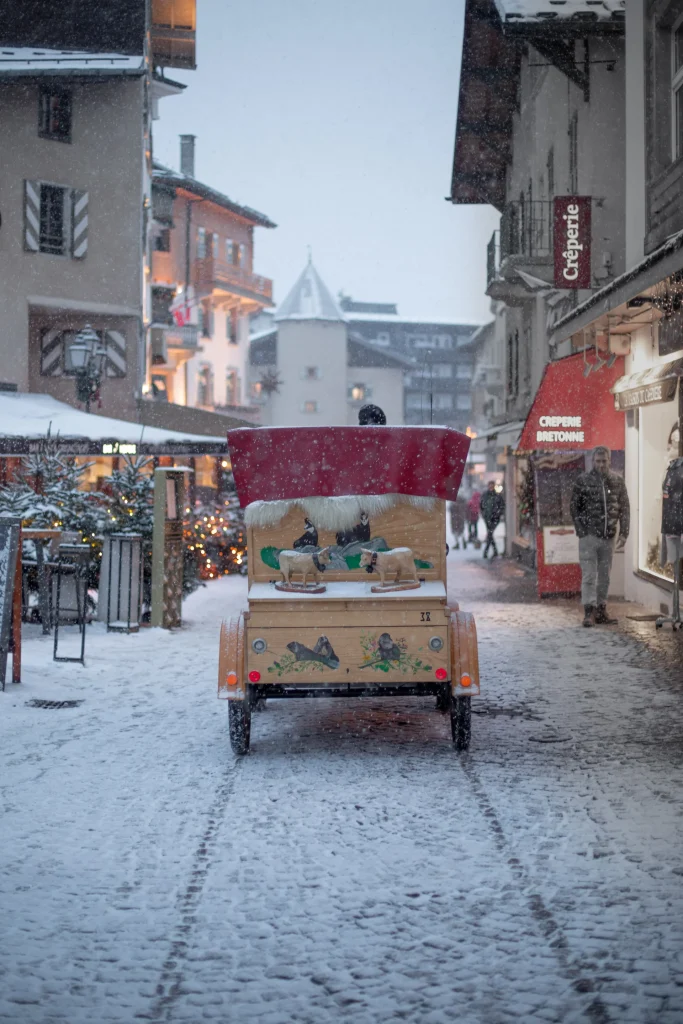 Calèche tirée par un cheval dans le village de Megève sous la neige