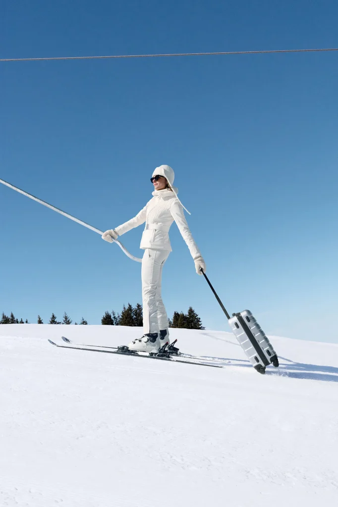 Skieuse sur piste enneigée à Megève sous ciel bleu