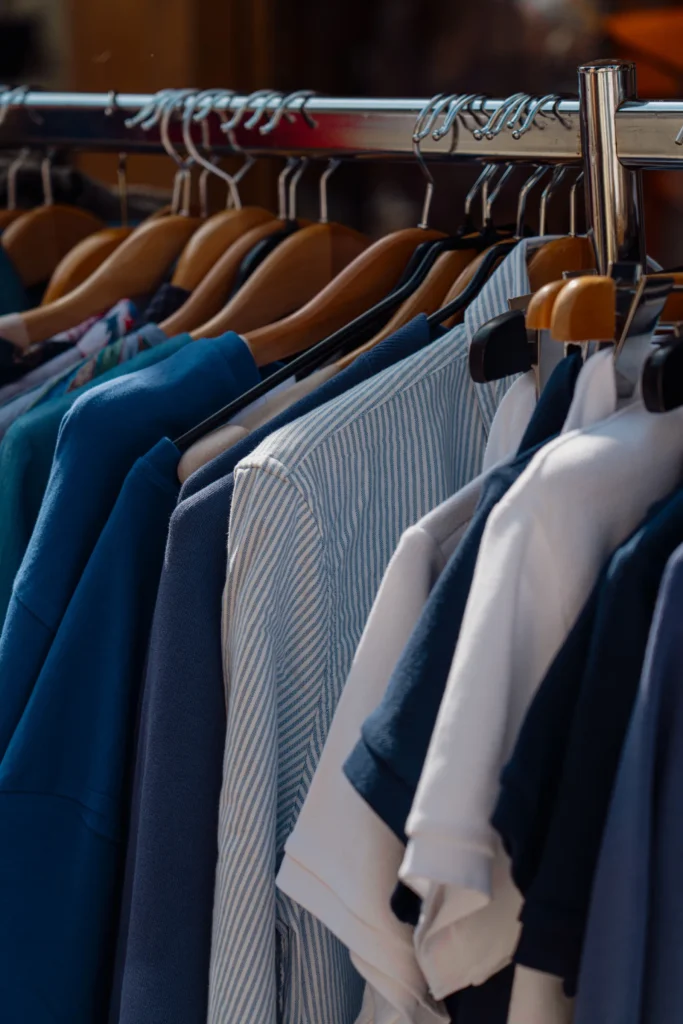 Vêtements suspendus dans une boutique de mode à Megève