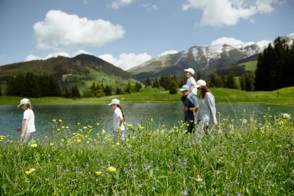 Famille marchant dans les montagnes à Megève