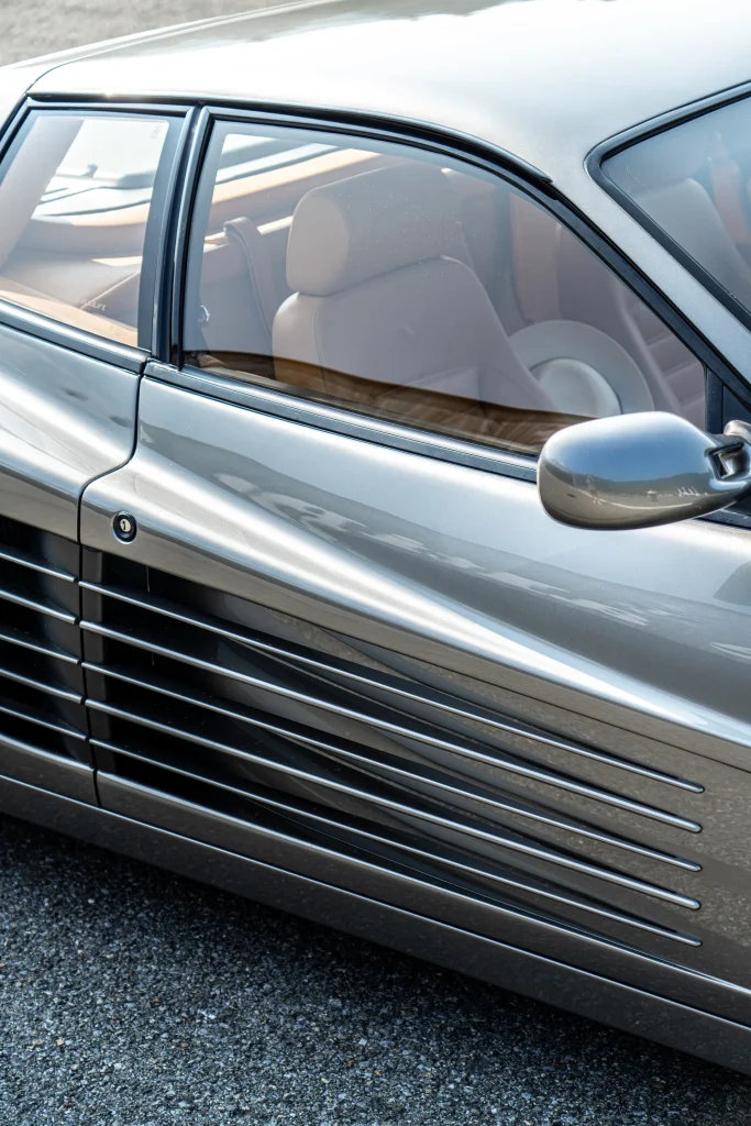 Ferrari grise détail sur portière à megève