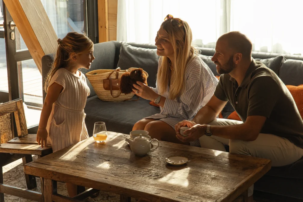 Famille partageant un repas à Megève