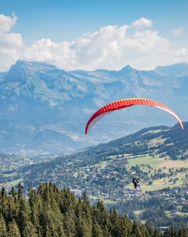 Gleitschirm rot/weiß Sommer