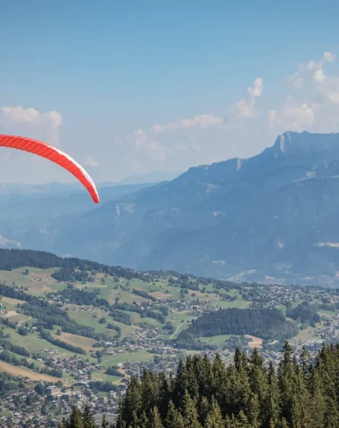 parapente vermelho/branco verão