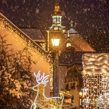 neige village nuit