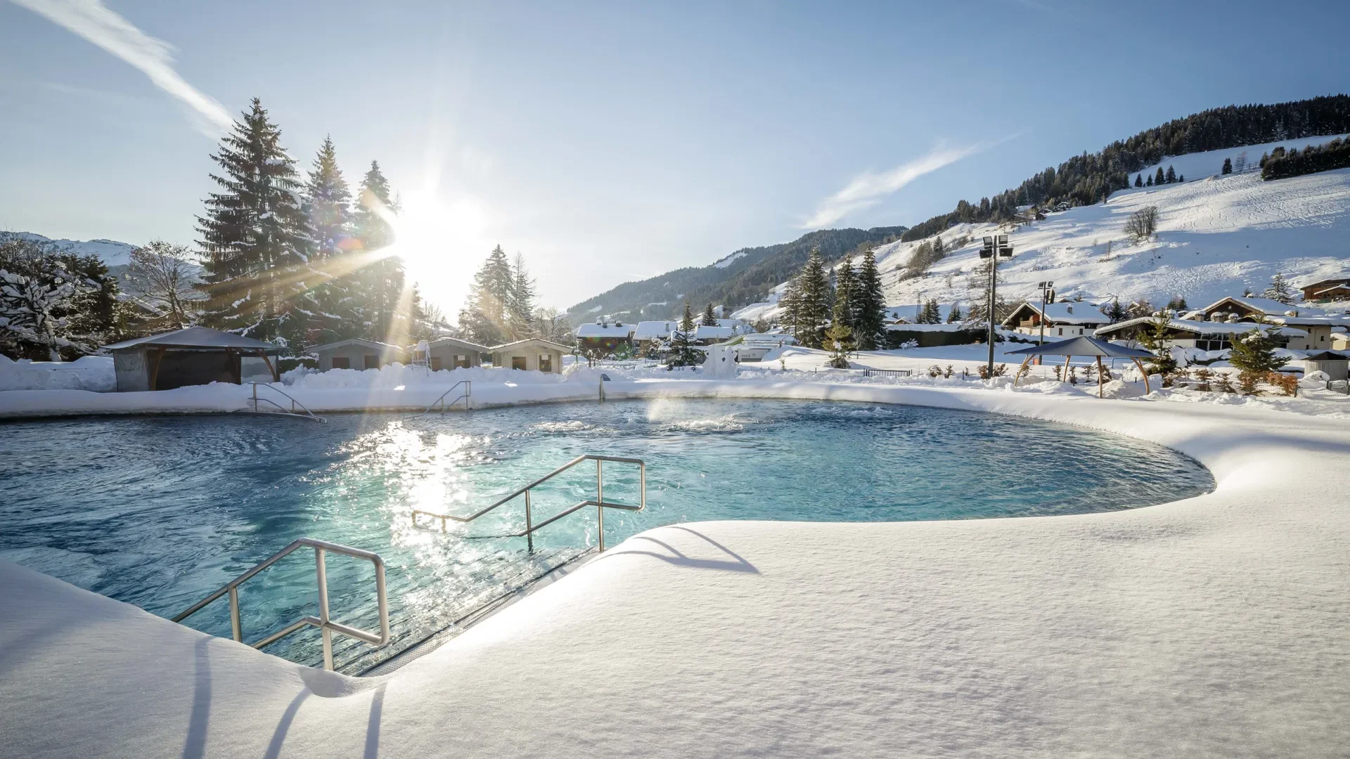 Espace Balnéo enneigé en hiver à megève avec le soleil