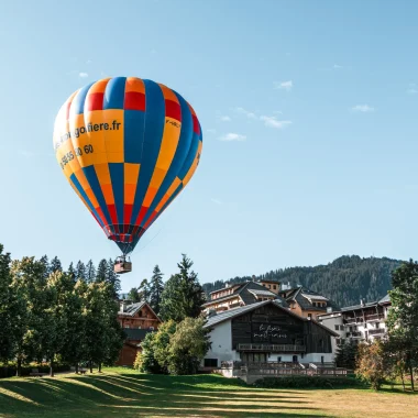 balão de ar quente de verão na vila