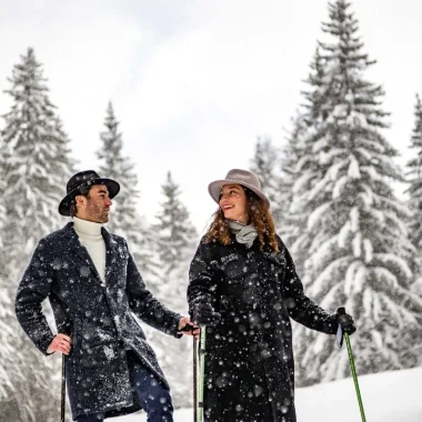Randonnée raquettes chic Megève chapeau
