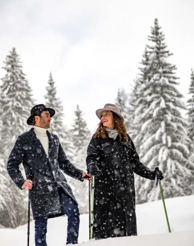 Randonnée raquettes chic Megève chapeau