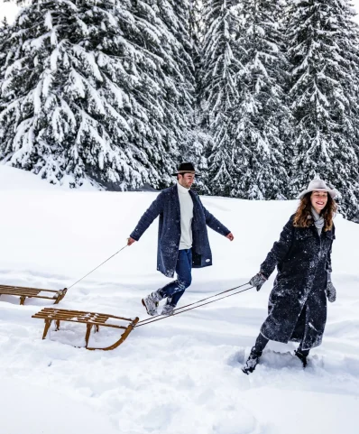 Couple chic luge megeve neige
