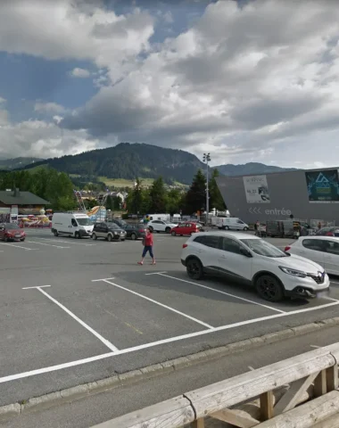 Parking extérieur devant le palais à Megève