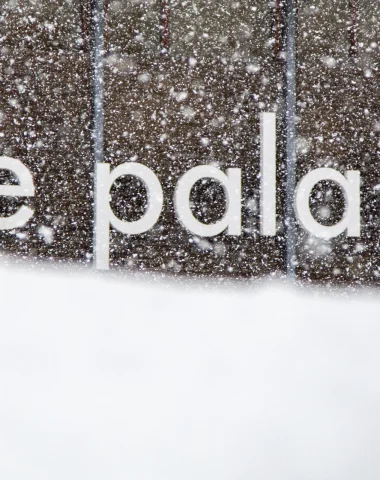 Enseigne du bâtiment le palais sous les flocons de neige