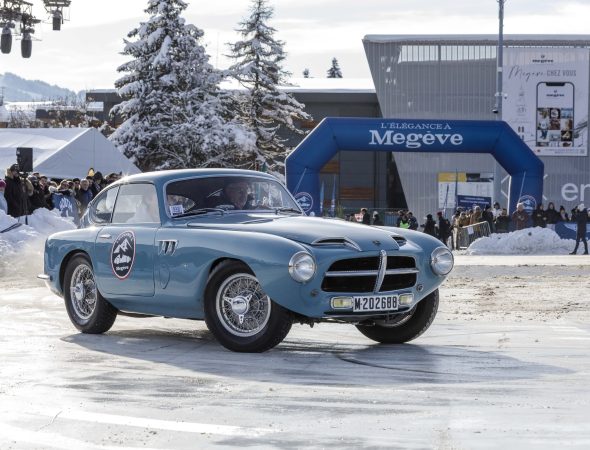 Une voiture vintage se déplace sur la glace, illustrant la beauté d'une conduite hivernale.
