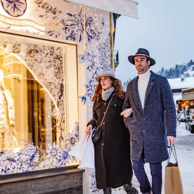 Un couple se promenant sur une rue recouverte de neige, créant une atmosphère romantique et hivernale.