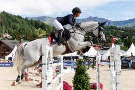 Cheval sautant un obstacle à Megève