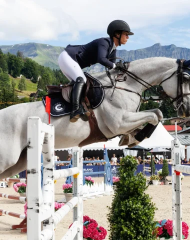 Saut obstacle cheval concours jumping megève