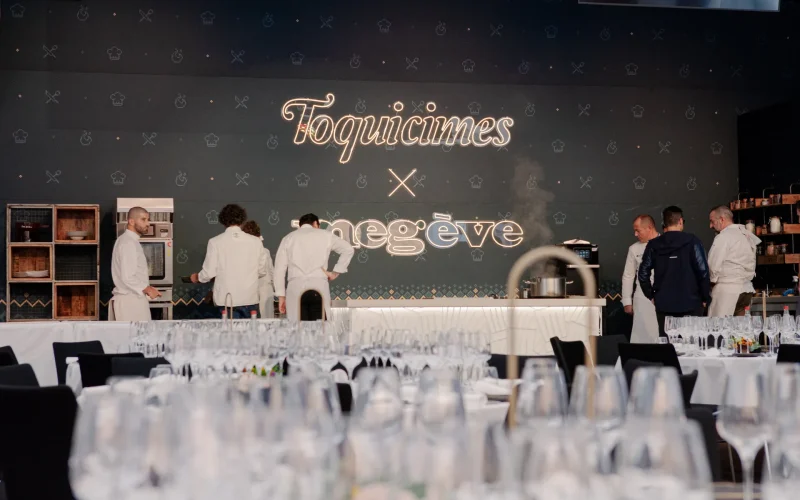 Festival gastronómico de Toquicimes con chefs en escena y mesas ya preparadas