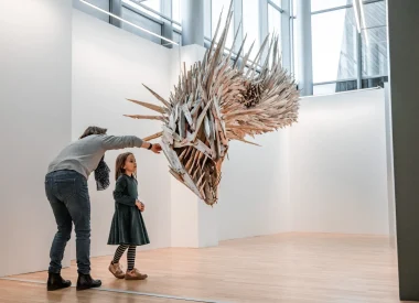 Une maman montre à sa fille une sculpture d'art