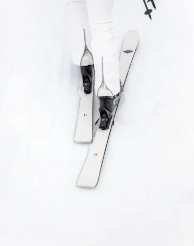 zoom sur les skis d'une femme dans la neige