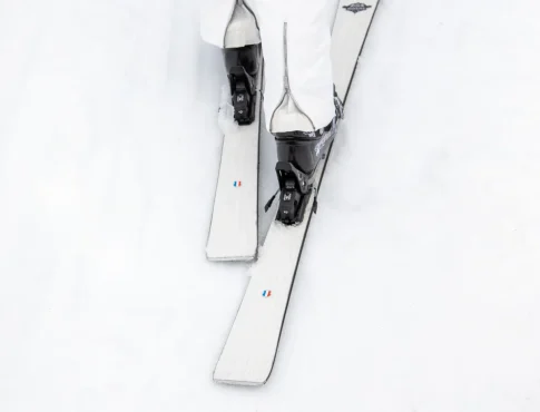 zoom sur les skis d'une femme dans la neige