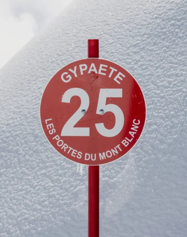 panneau de piste de ski rouge