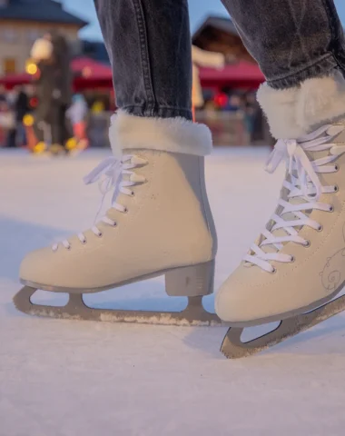 gros plan sur les patins sur la patinoire extérieure