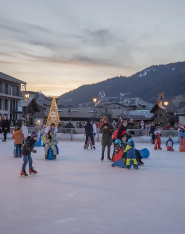 patinoire extérieure dans le centre du village