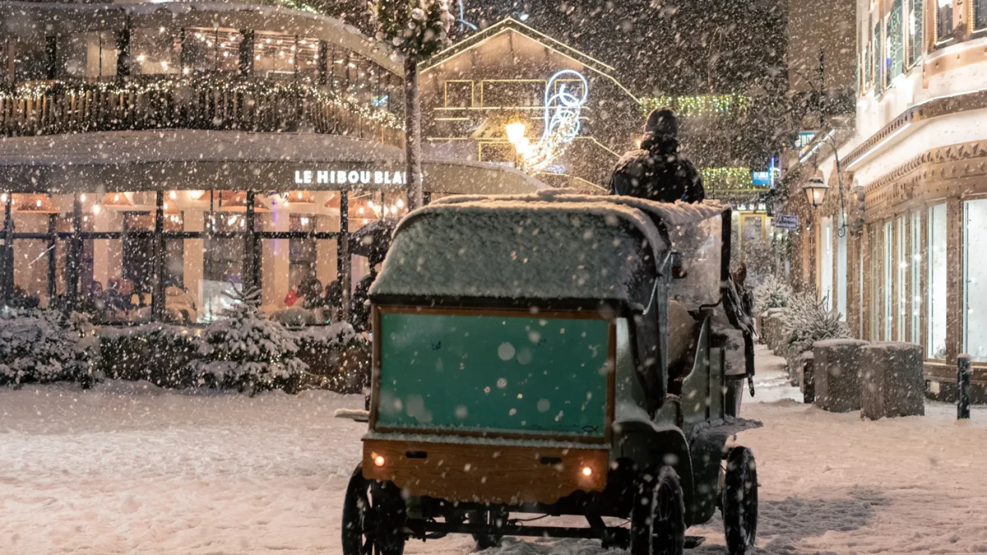 calèche traditionnelle dans les ruelles enneigées de megève