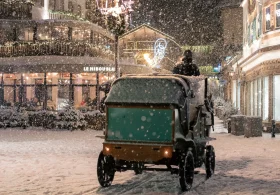 calèche traditionnelle dans les ruelles enneigées de megève