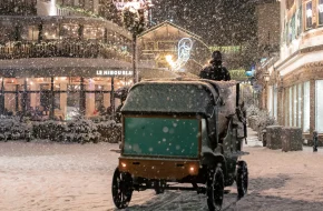 calèche traditionnelle dans les ruelles enneigées de megève