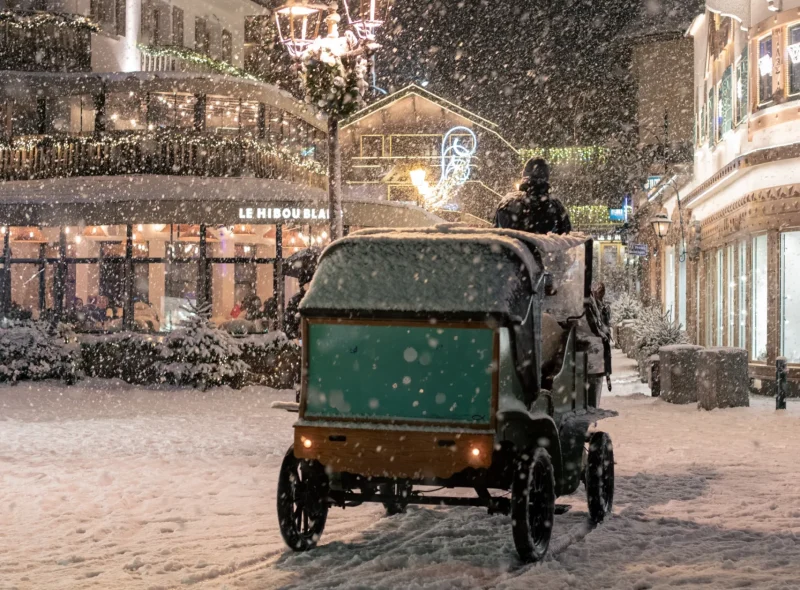 Ouvrir dans la galerie:  calèche traditionnelle dans les ruelles enneigées de megève